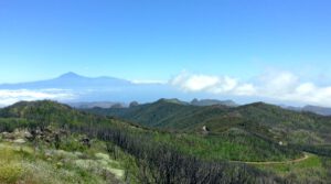 La Gomera – Blick über Felsen und Wald zum Teide auf Teneriffa