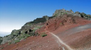 La Palma – Weg zu den Roque de los Muchachos auf rotem Lavagestein und durch Felsformationen