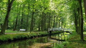Brücke über den Schlossgraben im Schlosspark Hermsdorf bei Dresden