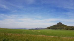 in der Sächsischen Schweiz – Wiesenlandschaft mit Zirkelstein