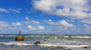 Mecklenburg-Vorpommern – an der Ostseeküste in Sellin mit Blick zur Skulptur Kaysa